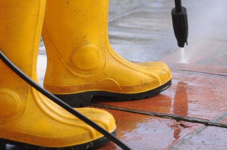 5 Signs Your Home Needs Pressure Washing Now